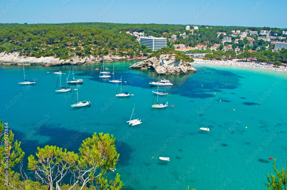 Minorca, isole Baleari, Spagna: vista panoramica di Cala Galdana il 7 luglio 2013 Minorca, isole Baleari, Spagna: vista panoramica di Cala Galdana il 7 luglio 2013