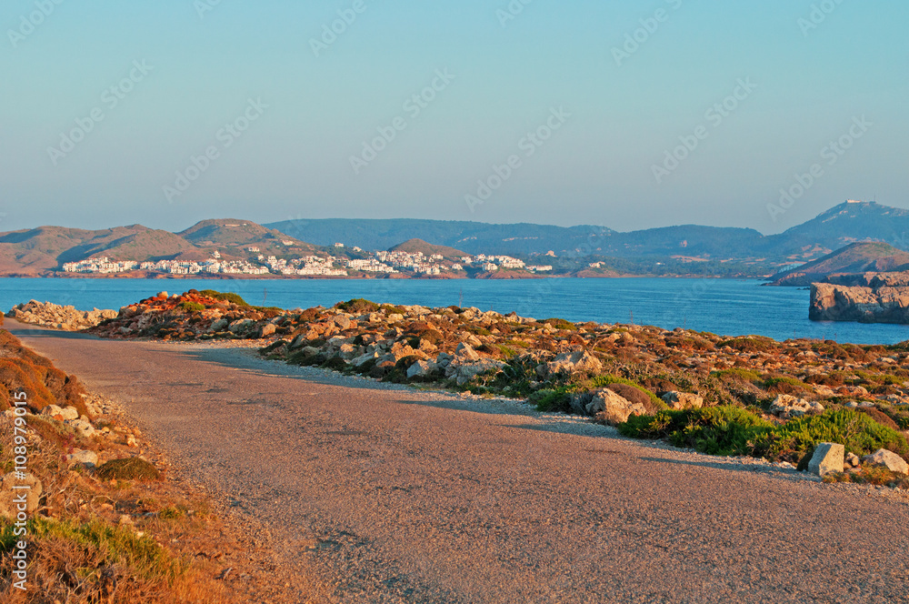 Minorca, Isole Baleari, Spagna: la strada verso il faro di Cap de Cavalleria al tramonto l'8 luglio 2013