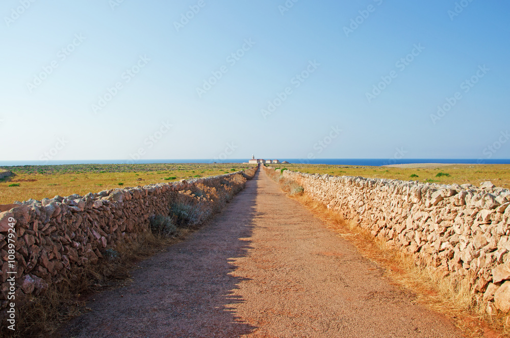 Minorca, Isole Baleari, Spagna: la strada rossa verso il faro di Punta Nati il 12 luglio 2013
