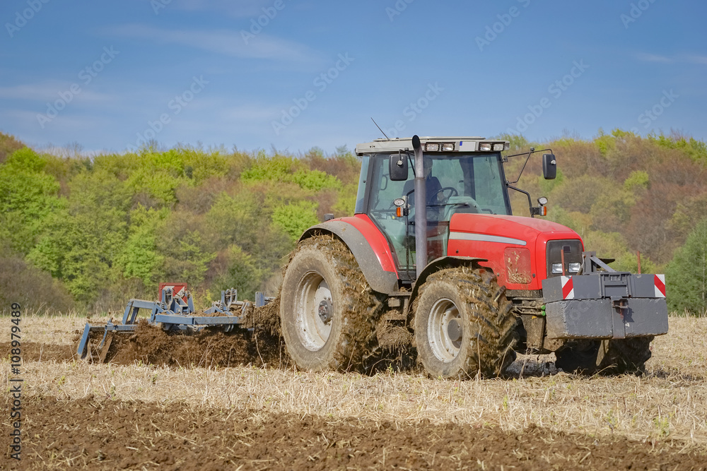 Obraz premium Ackerbau - Gülle einarbeiten mit Egge