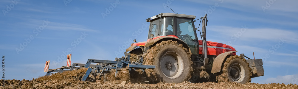 Ackerbau - Traktor bei der Bodenbearbeitung Ackerbau - Traktor bei der Bodenbearbeitung