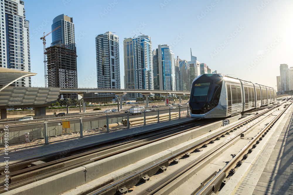 Fototapeta premium Nowy nowoczesny tramwaj w Dubaju, ZEA