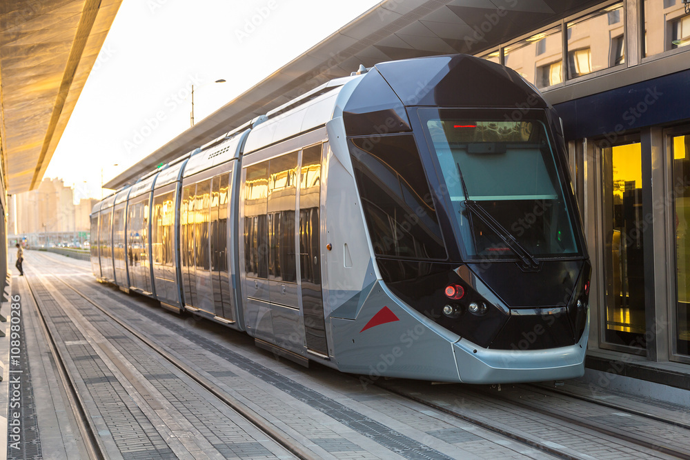 Fototapeta premium Nowy nowoczesny tramwaj w Dubaju, ZEA