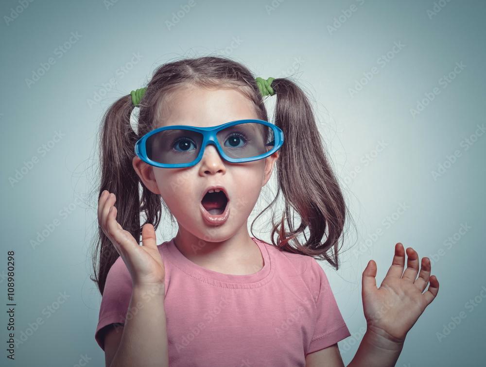 Naklejka premium excited cute little girl with 3d glasses watching 3d movie
