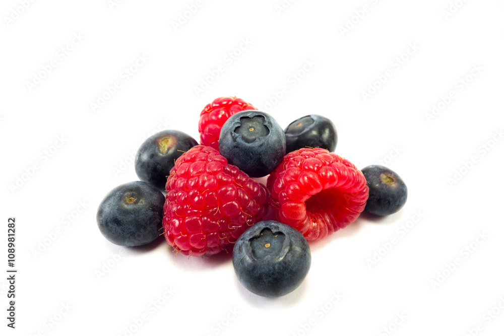 Blaubeere und Himbeere isoliert Blaubeere und Himbeere isoliert