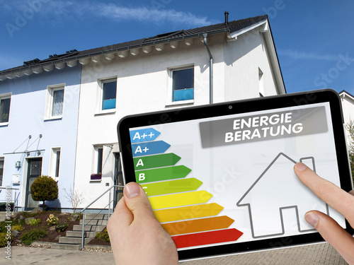 Tablet mit ENEV 2016 und Energieberatung mit Einfamilienhaus photo