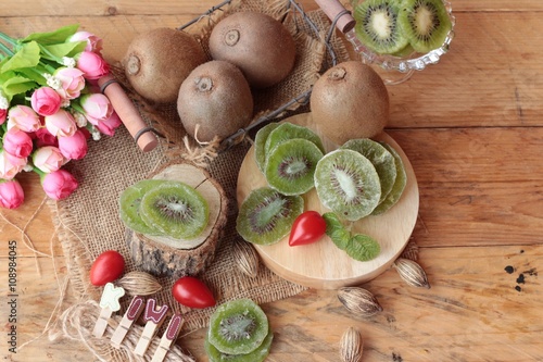 Dried kiwi fruit and fresh kiwi is delicious.