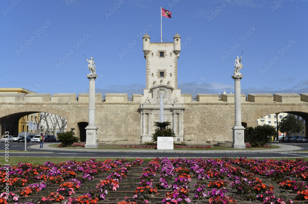 Puerta de Tierra an  Plaza de la Constitution, Cadiz