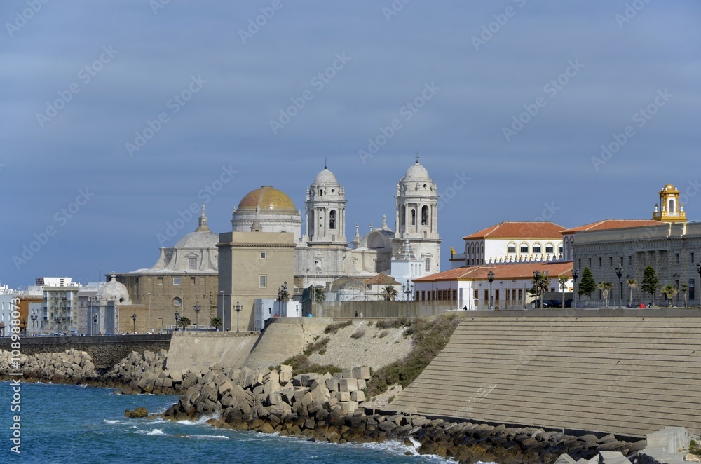 Küste mit Blick auf Kathedrale, Cadiz