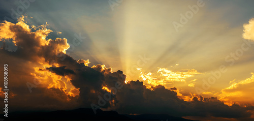 Beautiful colorful cloudscape sunset with sun rays © jaboo_foto