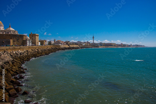 Fototapeta Naklejka Na Ścianę i Meble -  Skyline im andalusischen Cádiz