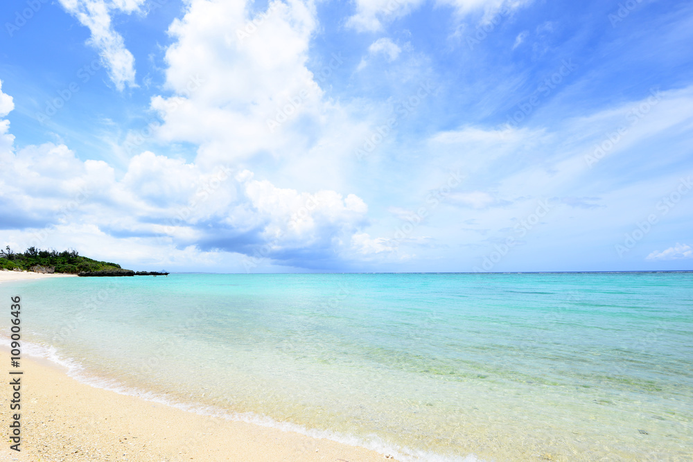 沖縄の青い海と爽やかな空