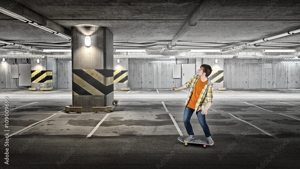 Obraz premium Guy ride skateboard