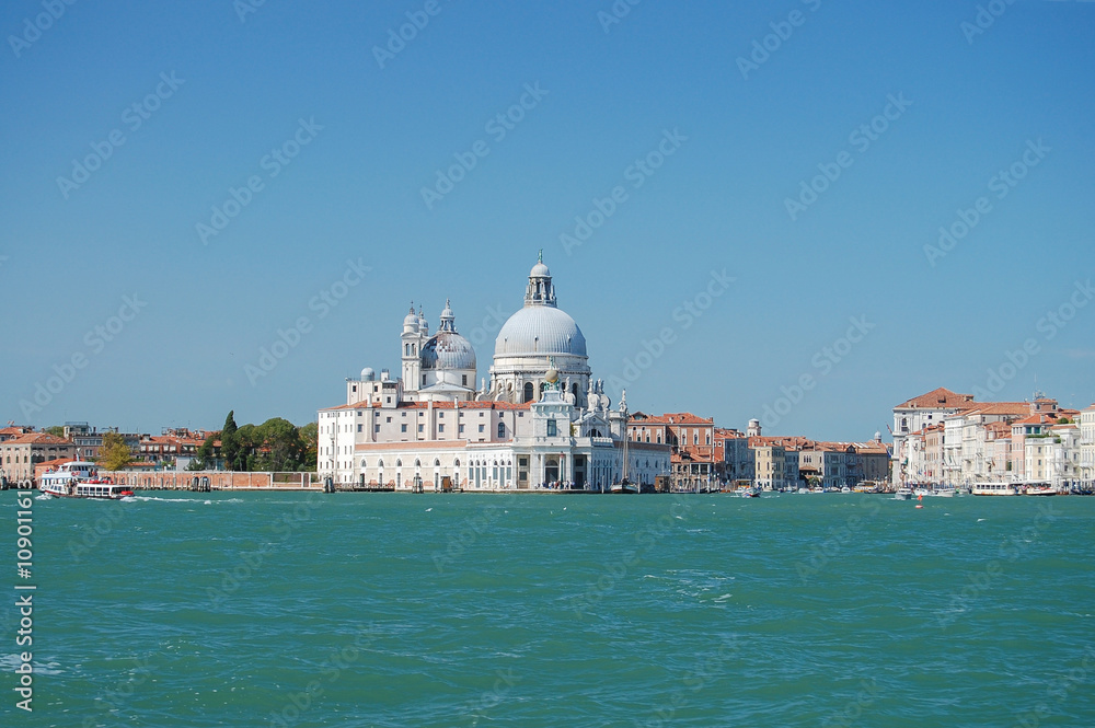 panoramic views of the cathedrals, palaces and houses of Venice