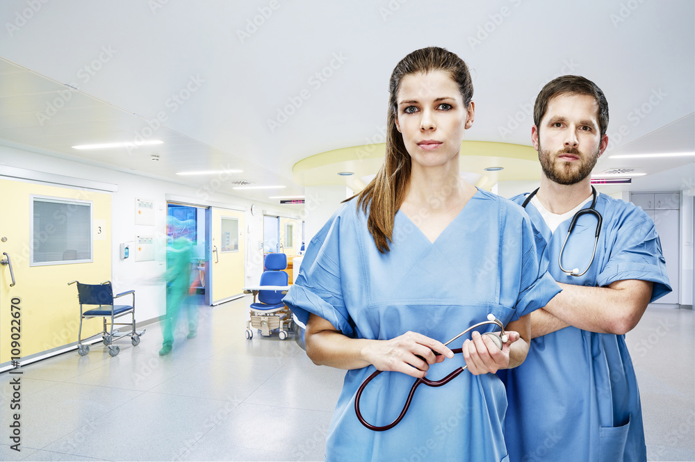 Obraz premium Ärztin Arzt modern Notaufnahme frontal Portrait Klinik