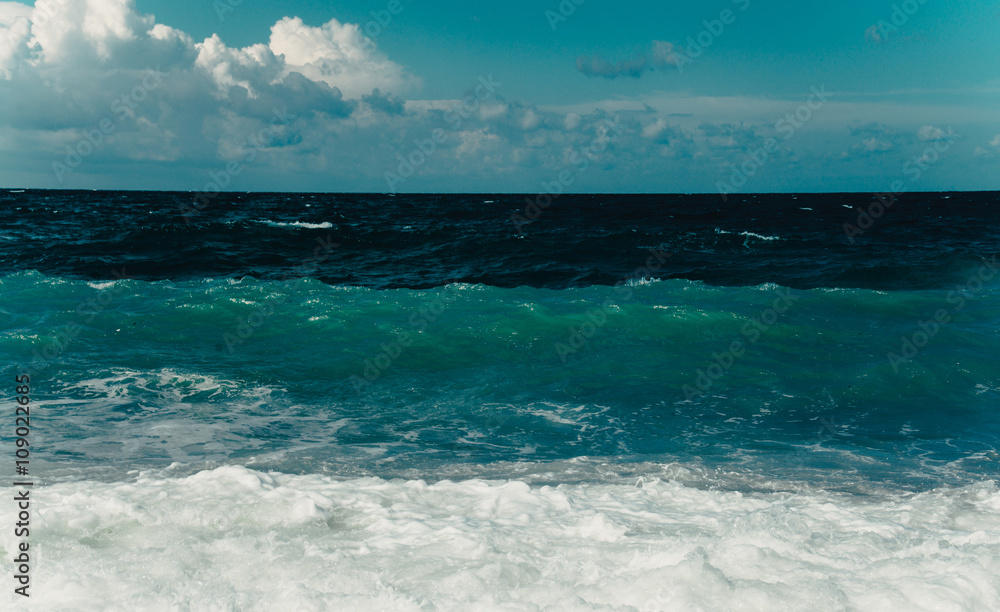 Obraz premium Black sea and clouds on the sky