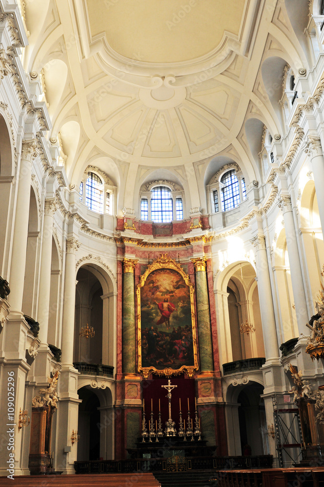 Deutschland: Das Kirchenschiff in der Kathedrale von Dresden
