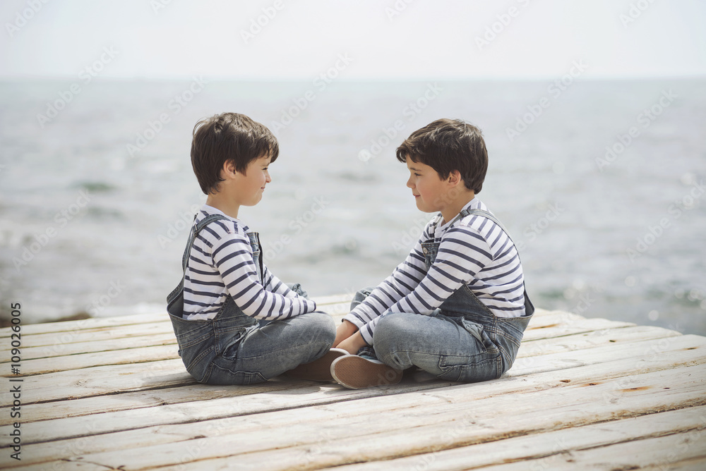 Wunschmotiv: hermanos sentados en frente del mar #109026005