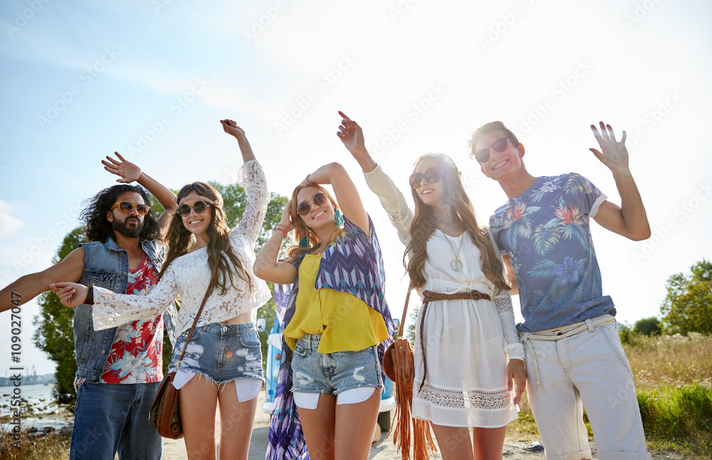 Obraz premium happy young hippie friends dancing outdoors
