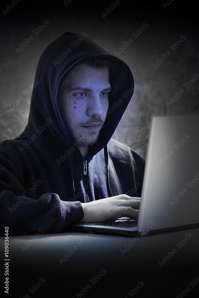 Hacker am Laptop versucht Daten zu stehlen Hacker am Laptop versucht Daten zu stehlen