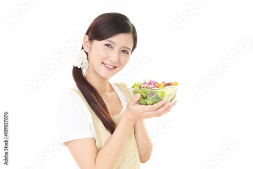サラダを持つ笑顔の女性