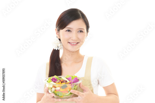 サラダを持つ女性