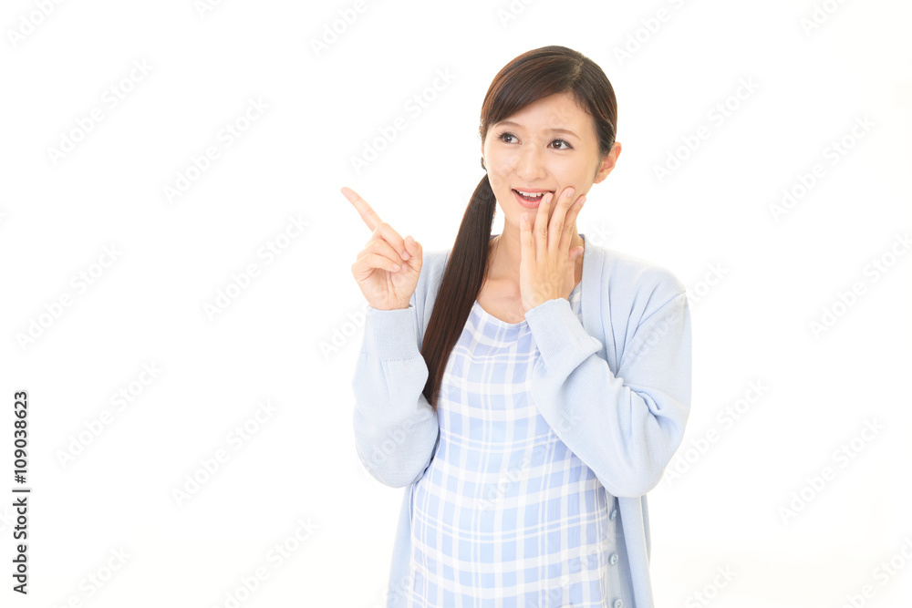 指示する笑顔の妊婦 指示する笑顔の妊婦