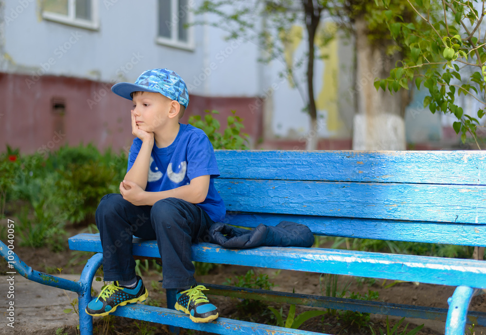 Obraz premium Bored little boy sitting waiting