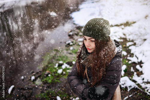 Tableau sur toile girl in snowfall