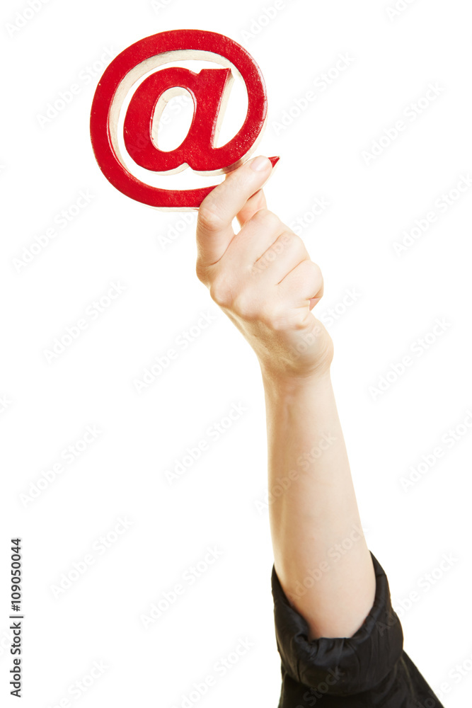 Hand hält at-Zeichen als Symbol für Email Hand hält at-Zeichen als Symbol für Email
