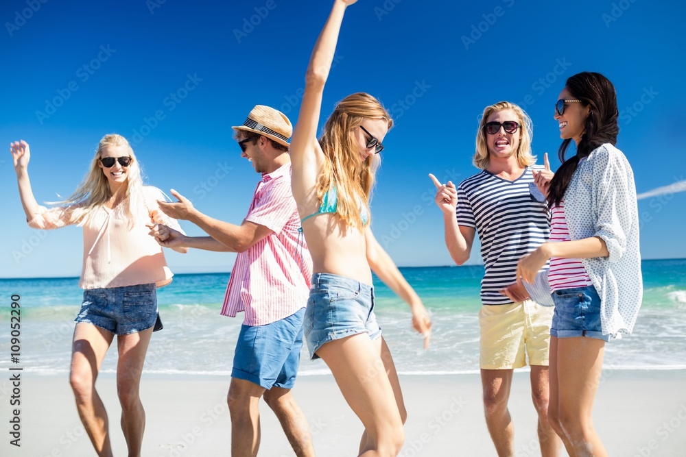 Obraz premium Friends dancing on the beach