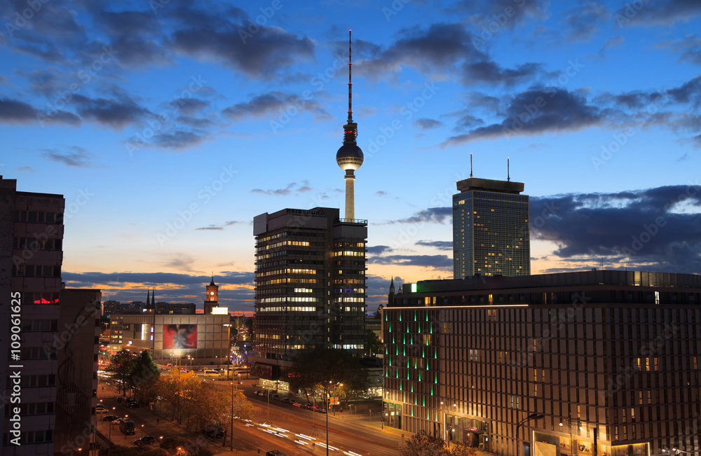 Naklejka premium Berlin-Mitte in der blauen Stunde (Abendstimmung)