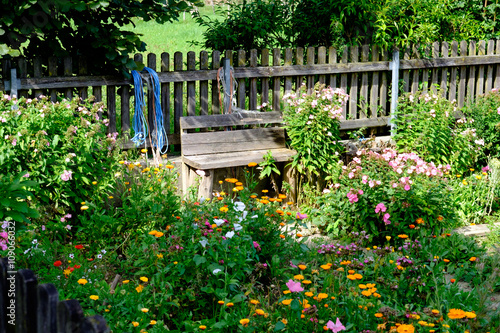 Allgäuer Bauerngarten bei Eglofstal im Sommer, romantischer Winkel am Gartenzaun