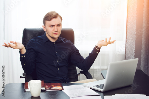 Fotografi bewildered businessman throwing up his hands