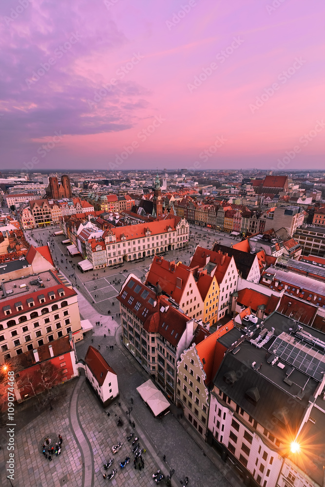 Fototapeta premium Vertical foto. View on the market square of Wroclaw