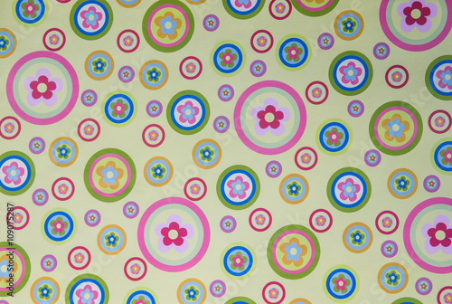 Pattern con fiori e cerchi colorati