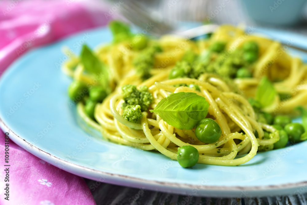 Spaghetti with green peas and basil pesto.