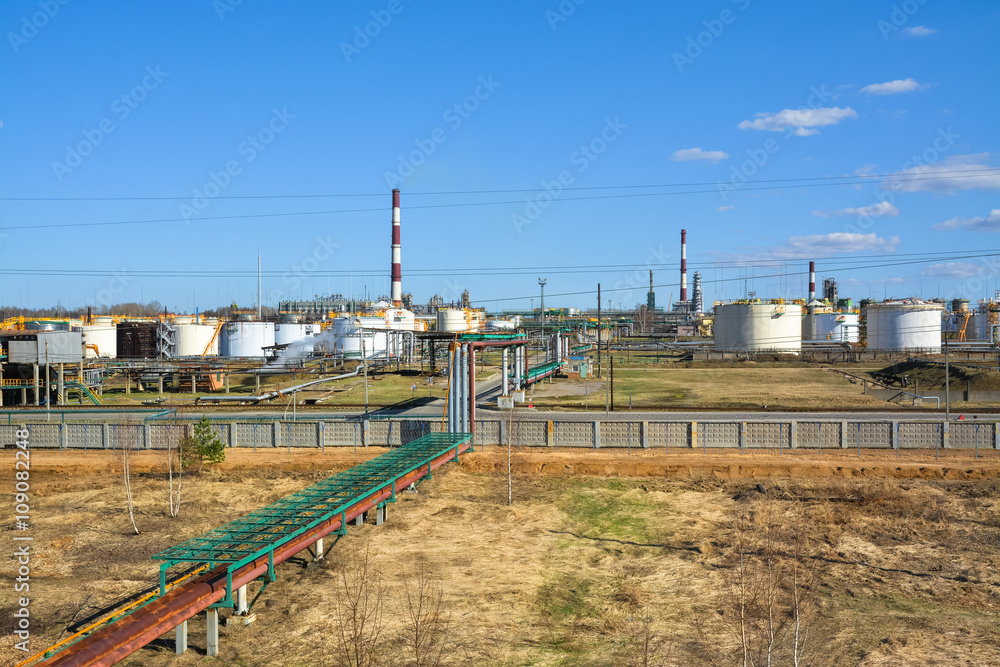 Obraz premium Factory on oil refining and production of gasoline