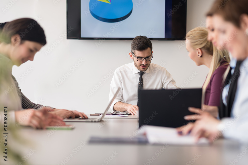 Obraz premium young business people group on team meeting at modern office