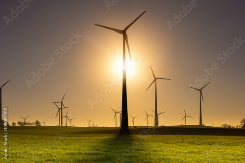 Windräder Windrad Windpark Windenergie Sonnenaufgang Gegenlicht, öko strom ökologische stromerzeugung stromanbieter strompreise stromgewinnung fördermittel klimaveränderung, klimawandel, stromsteuer  photo