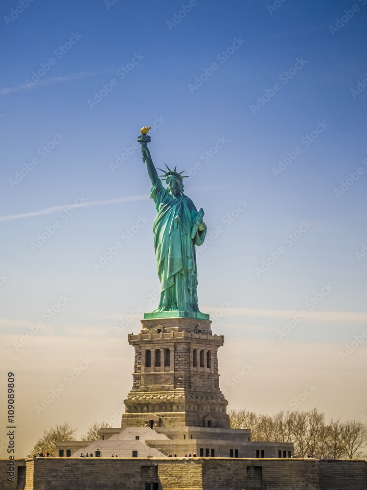 Fototapeta premium Statue of Liberty on a sunny day