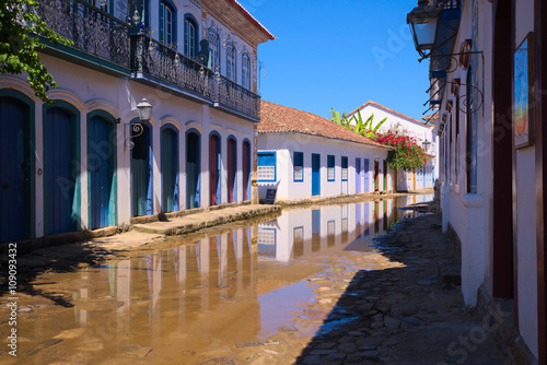 Casas no centro histórico de Paraty com rua alagada pela elevação da maré photo