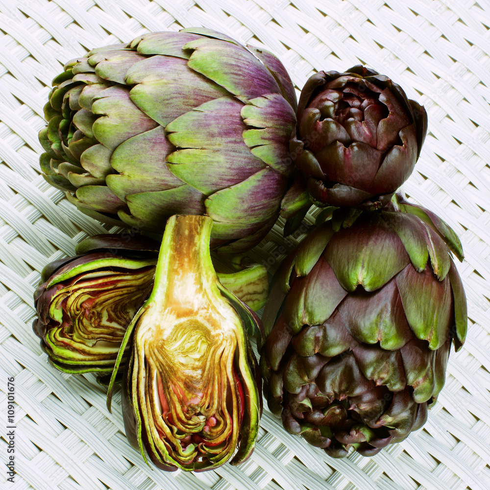 Obraz premium Perfect Raw Artichokes