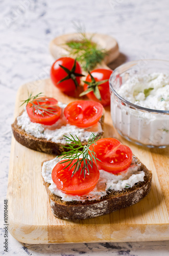 Sandwich with tomatoes
