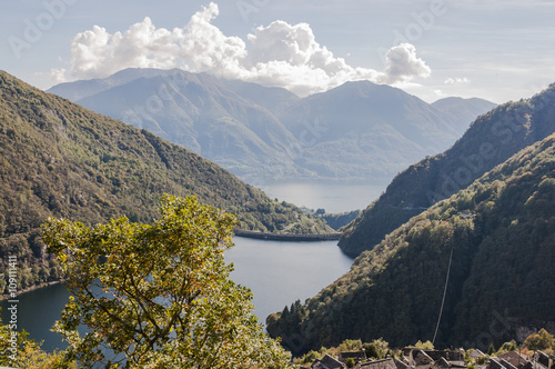 Mergoscia, Bergdorf, Lago di Vogorno, Vogorno, Verzasca, Verzascatal, Valle Verzasca, Stausee, Wanderweg, Wanderung, Herbst, Tessin, Schweiz photo