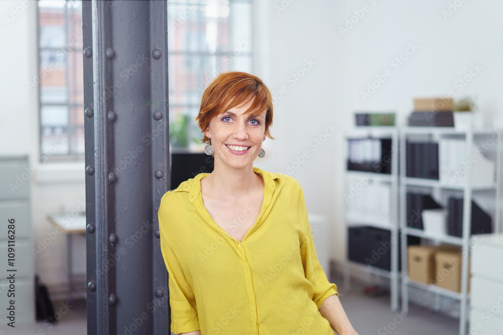 Obraz premium lächelnde, moderne frau im büro