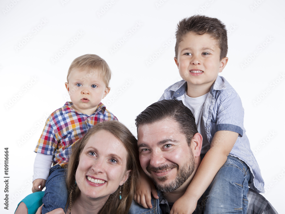 Familia feliz sobre fondo blanco Familia feliz sobre fondo blanco