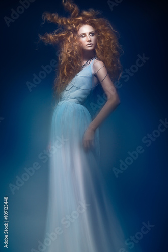 Foto Beautiful fashionable red-haired girl in  transparent dress,  mermaid image with creative hairstyle curls