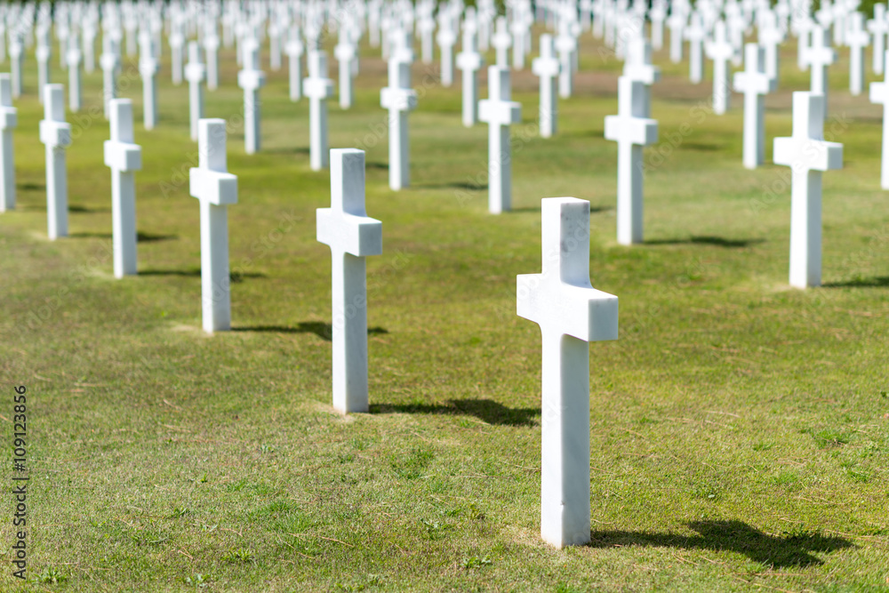 Croci bianche allineate su un prato verde nel cimitero militare americano a Nettuno