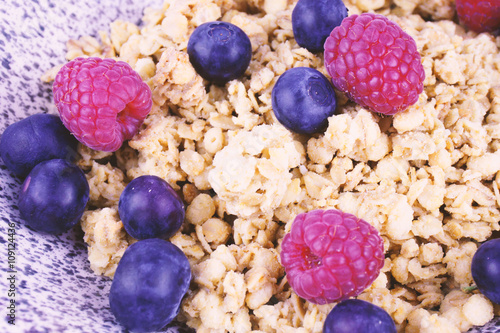 Müsli mit Blaubeeren und Himbeeren